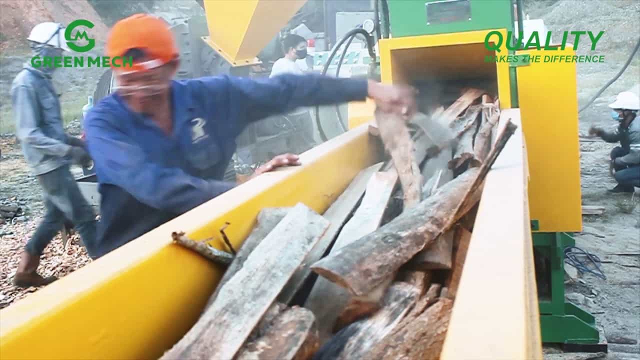 Máy được dùng để xử lý nhiều loại nguyên vật liệu khác nhau như: thân gỗ