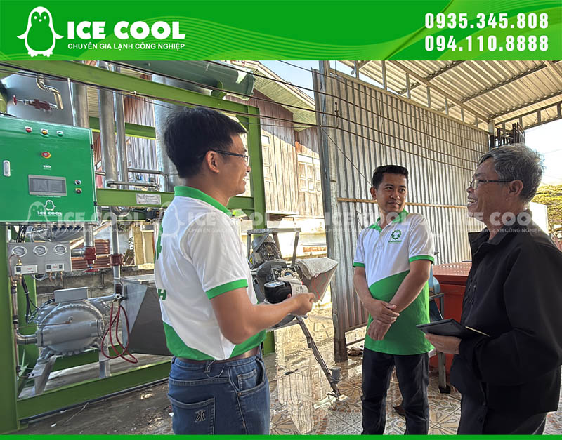 Kỹ thuật viên ICE COOL đang hướng dẫn vận hành với khách hàng