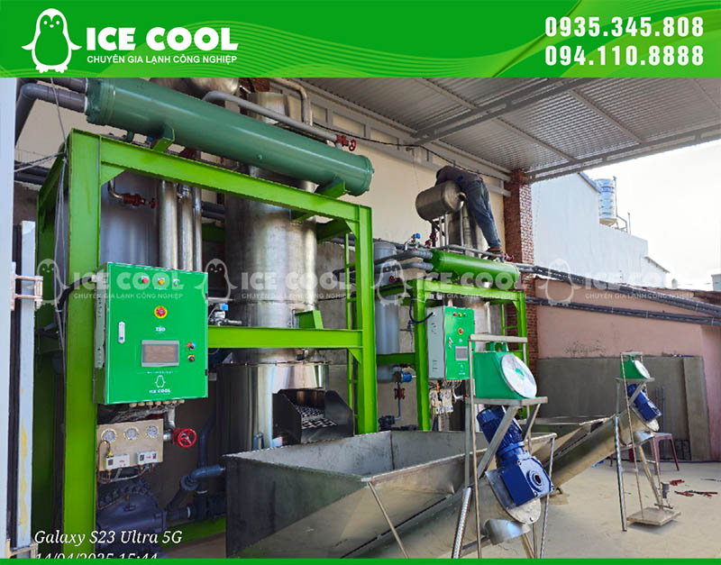 2 máy đá viên được lắp đặt cẩn thận và chuyên nghiệp bởi đội ngũ kỹ thuật ICE COOL