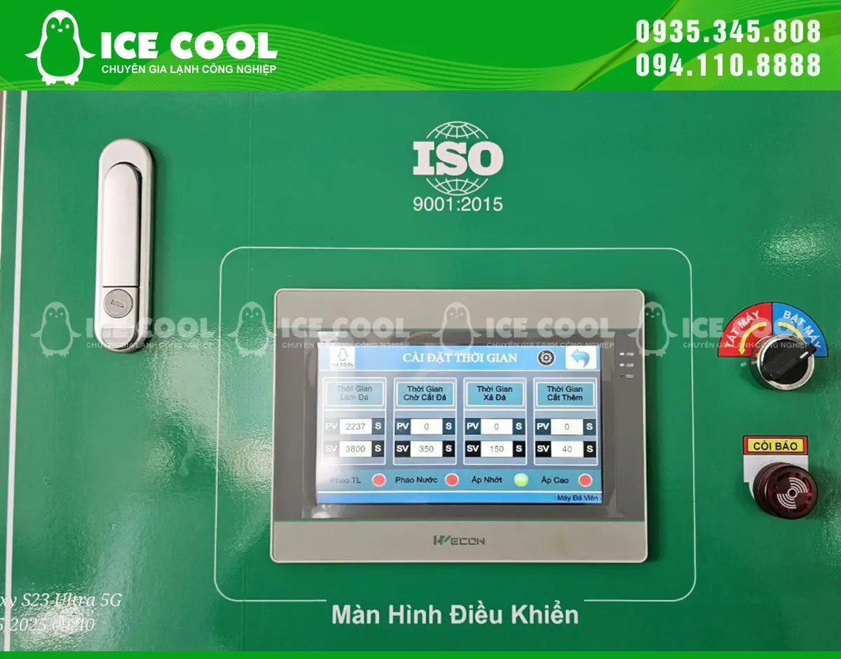 Màn hình điều khiển của máy làm đá viên