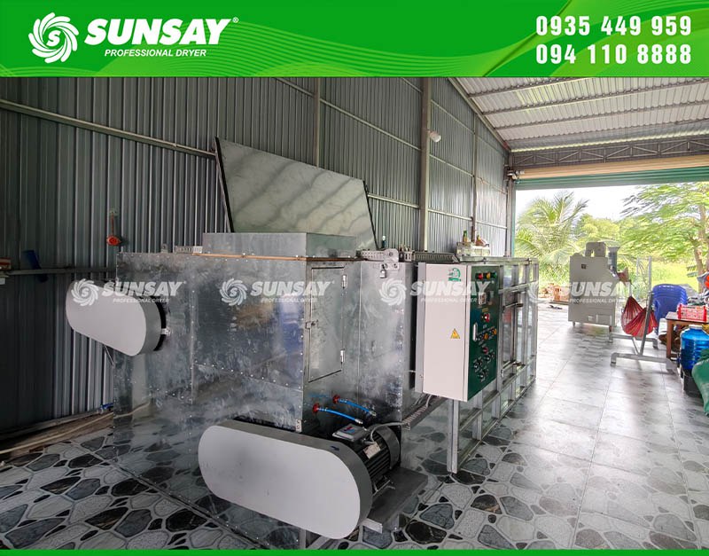 Máy được chế tạo với vật liệu tôn kẽm dày chắc chắn, bền bỉ