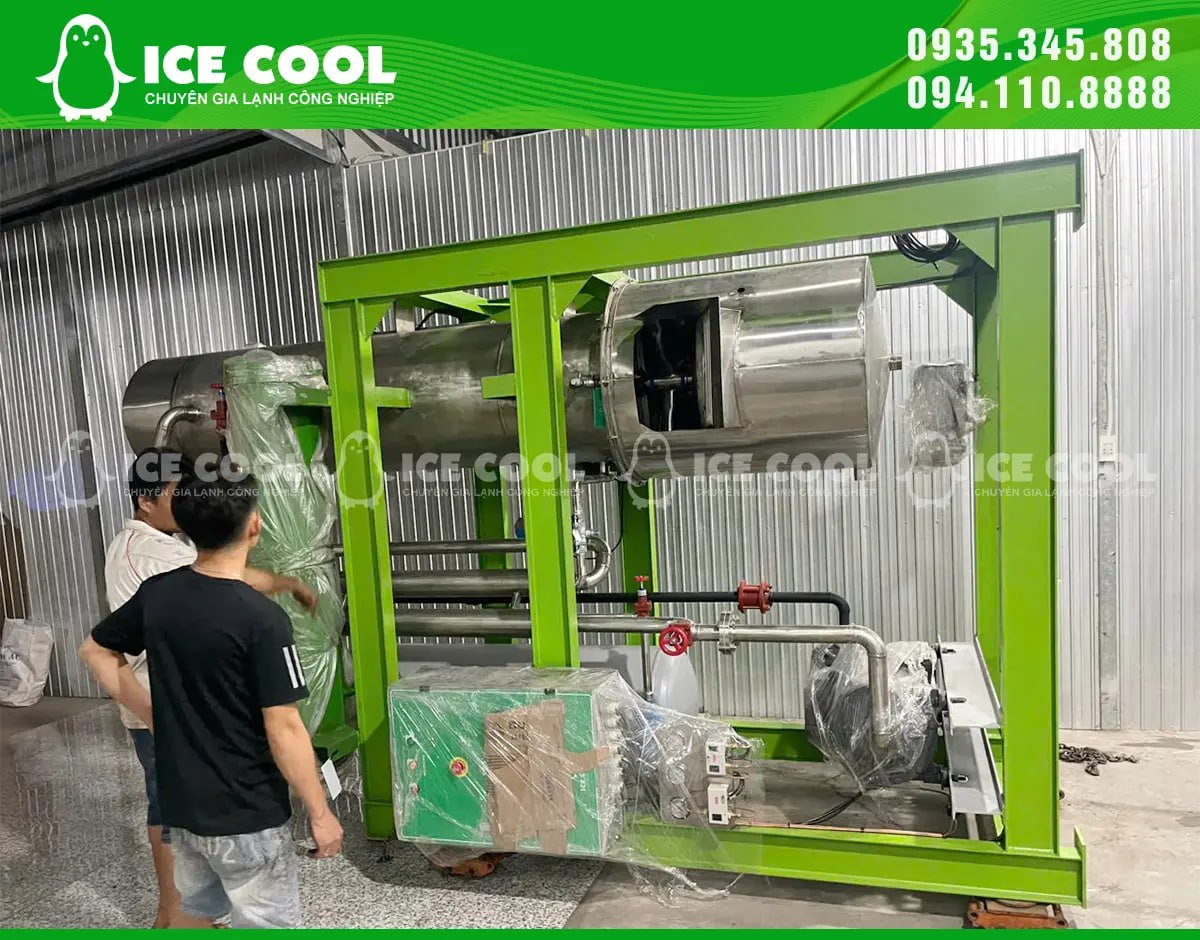 Máy đang được cẩu vào và lắp đặt tại vị trí cố định