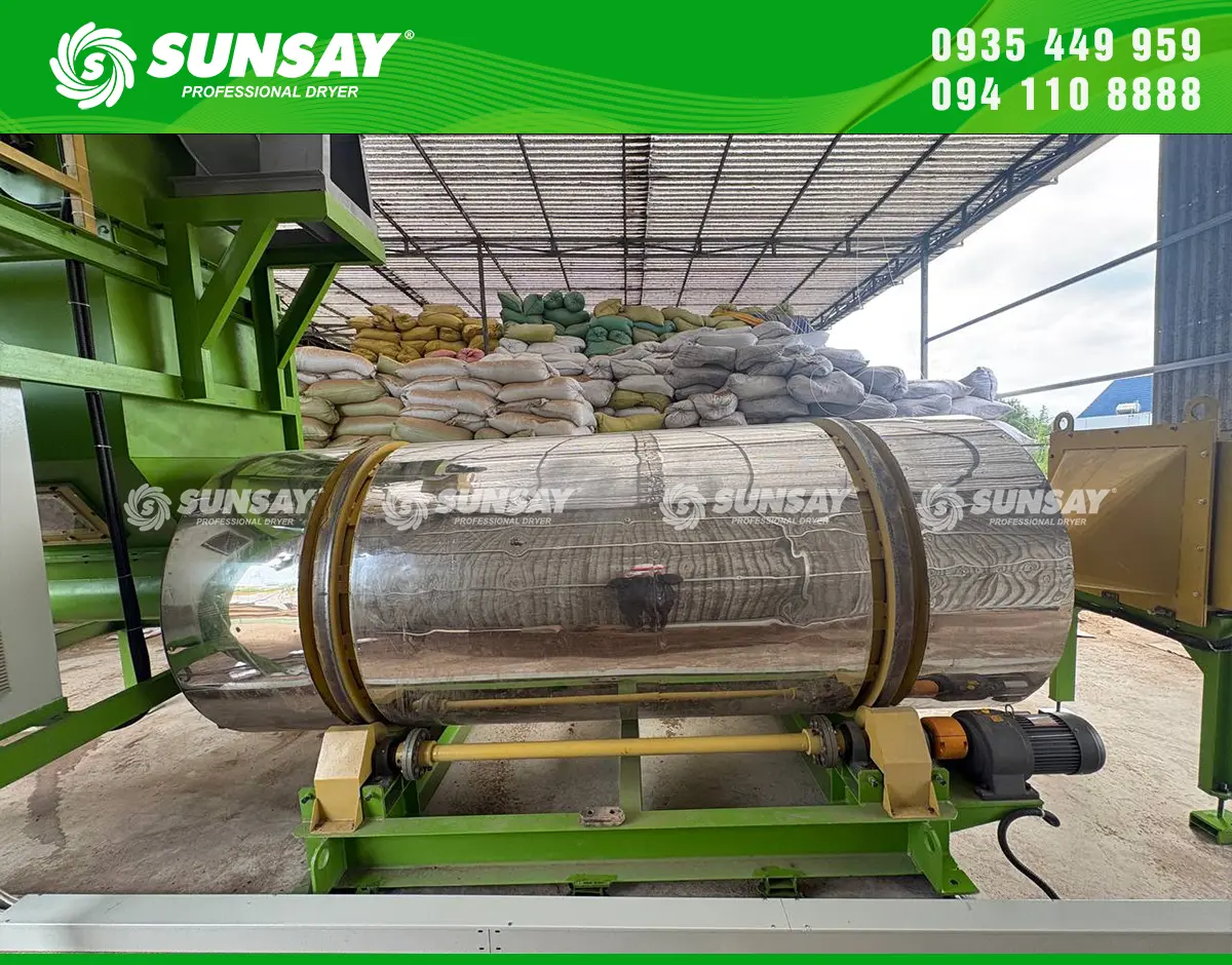 Máy sấy thùng quay hỗ trợ đảo trộn nguyên liệu liên tục, giúp bột trầm và vụn trầm thoát ẩm thuận lợi hơn
